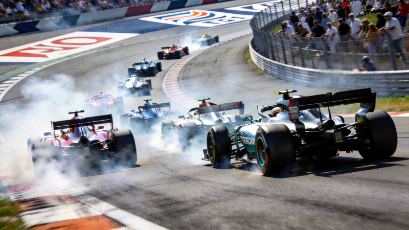 F1赛车比赛直播画面 - 赛车在弯道中激烈追逐，轮胎冒烟